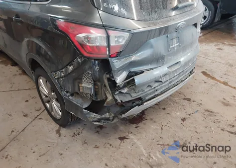 2017 Ford Escape Titanium z USA, uszkodzony, nr VIN 1FMCU9JD5HUC45335